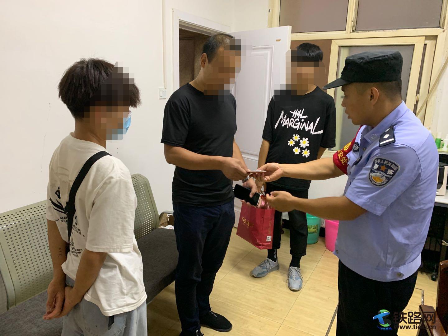 民警刘保华在值班室将小军和其同学交由其父亲喻某带回。.jpg