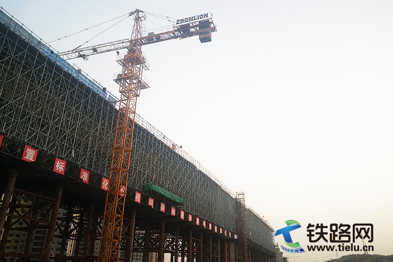 中铁七局五公司郑济铁路跨晨晖路连续梁高压线全部迁改完成.jpg