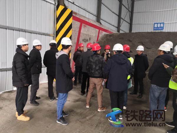 验收组对拌和站进行实地核查.jpg