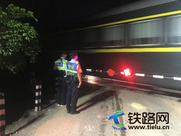 民警夜间防护列车.jpg