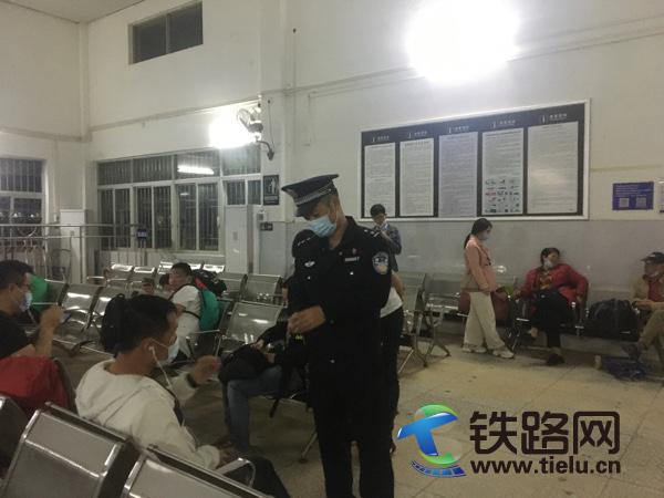 民警向旅客宣传现场照片.jpg