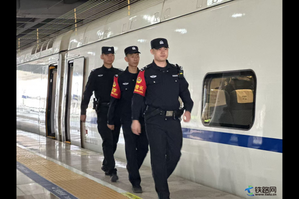 蒙超联赛捧杯!高永用双重身份诠释热爱与坚守