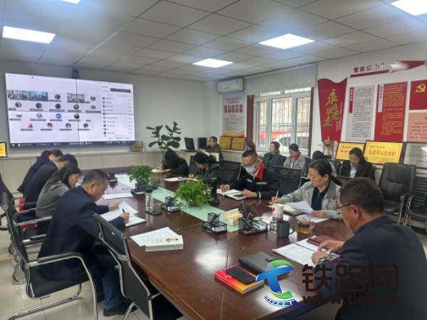 1762273873450631.jpg 图片新闻1:新疆兵团建工市政交通集团西部市政轨道公司召开专题学习会议.jpg