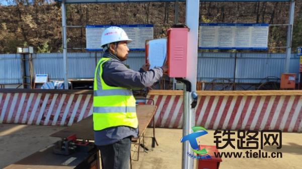 1764068052798640.jpg 在施工现场巡检.jpg