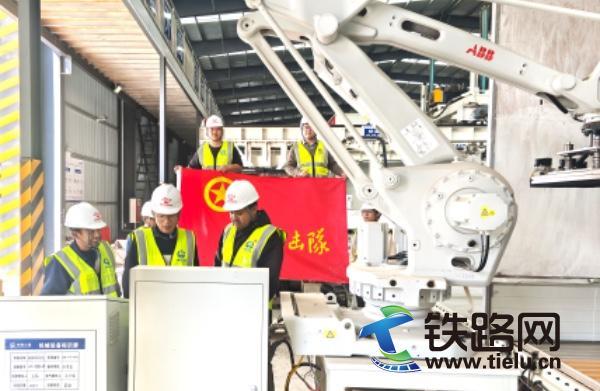 中铁三局线桥公司成渝中线构件场青年突击队助力施工生产加速度