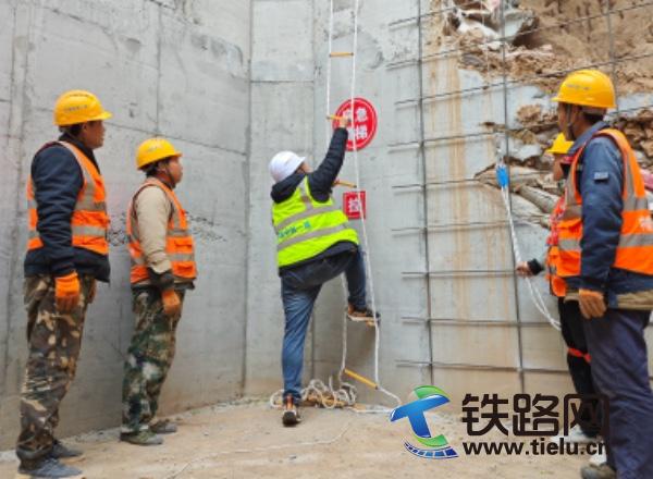 1765887975247553.jpg 逃生演示.jpg