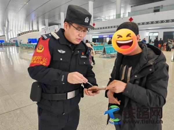 1770121988348922.jpg 襄阳东站派出所副所长封冰川核实身份后将手机归还旅客.jpg
