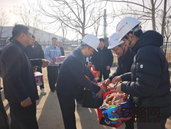 1771048588524049.jpg 慰问项目部职工.jpg