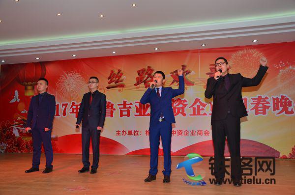 格鲁吉亚分公司员工正在表演歌曲《永不退缩》.JPG