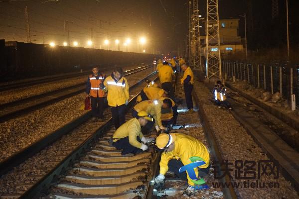1月16日玉林工务段职工在玉林站9道进行更换伤轨整治作业.JPG