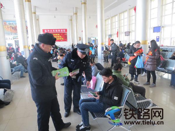 图为包头铁路公安处民警在为旅客讲解禁毒知识.JPG