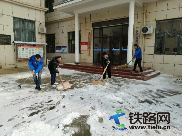 图：清扫积雪.jpg