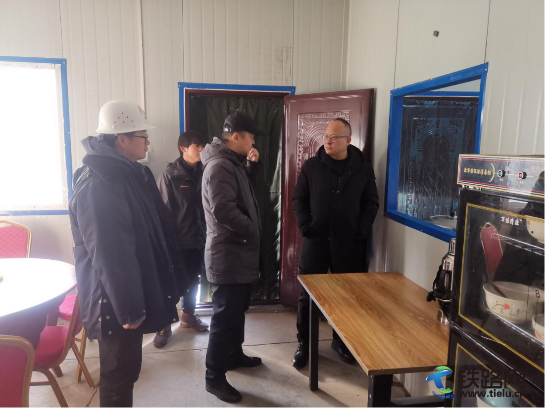 中铁二十一局四公司工会主席段荣福深入酒额铁路项目慰问一线职工 (1).png