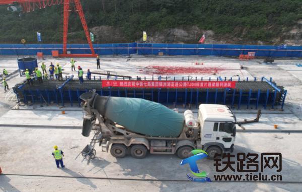 11月20日，中铁七局广州公司银洲湖项目首片箱梁浇筑成功.jpg