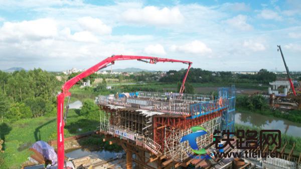 8月9日，中铁七局银洲湖项目首个0号块顺利浇筑完成.jpg