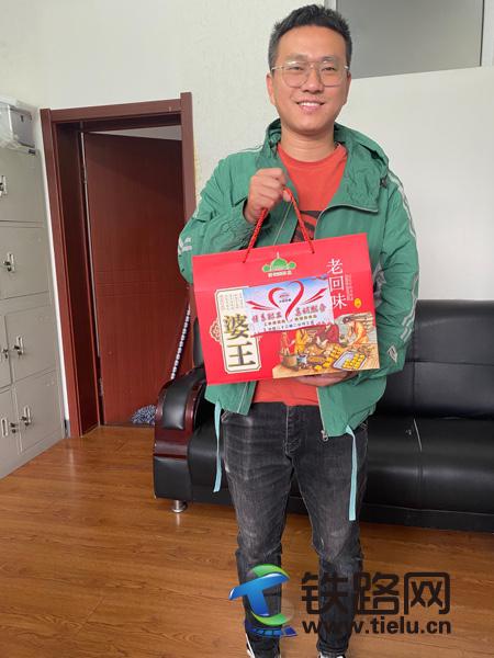 项目职工收到工会慰问品.JPG