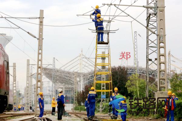 图一为：9月9日，郑州供电段职工在接触网定位部分进行检修（杨昆摄）.JPG