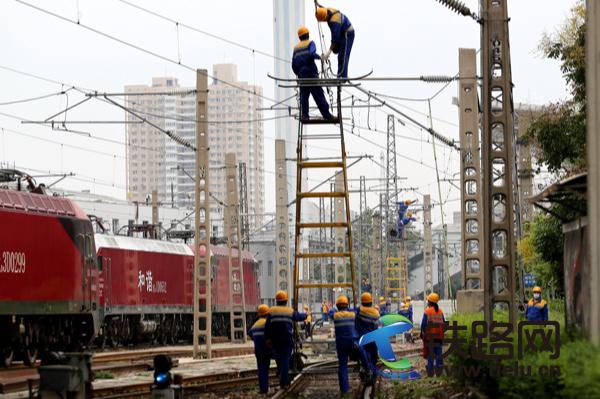 图二为：9月9日，郑州供电段职工对线岔部分进行检查（杨昆摄）.JPG
