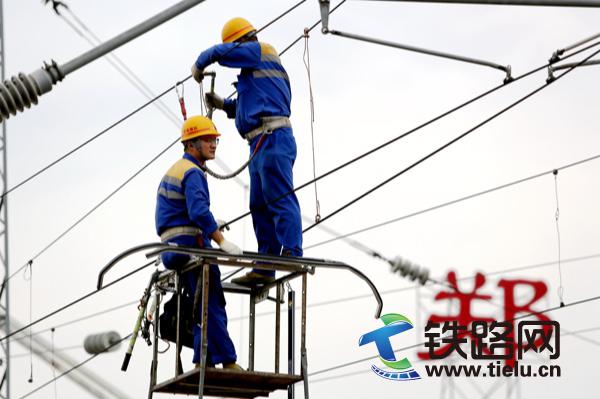 图四为：9月9日，郑州供电段职工对接触网吊弦进行全面检查（杨昆摄）.JPG
