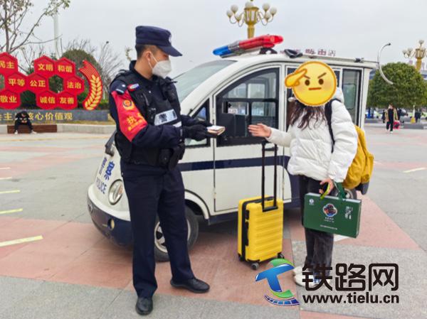 民警归还给旅客钱包.jpg