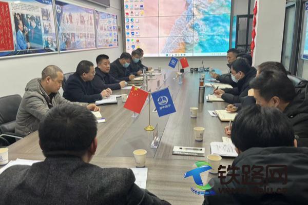 召开座谈会.jpg