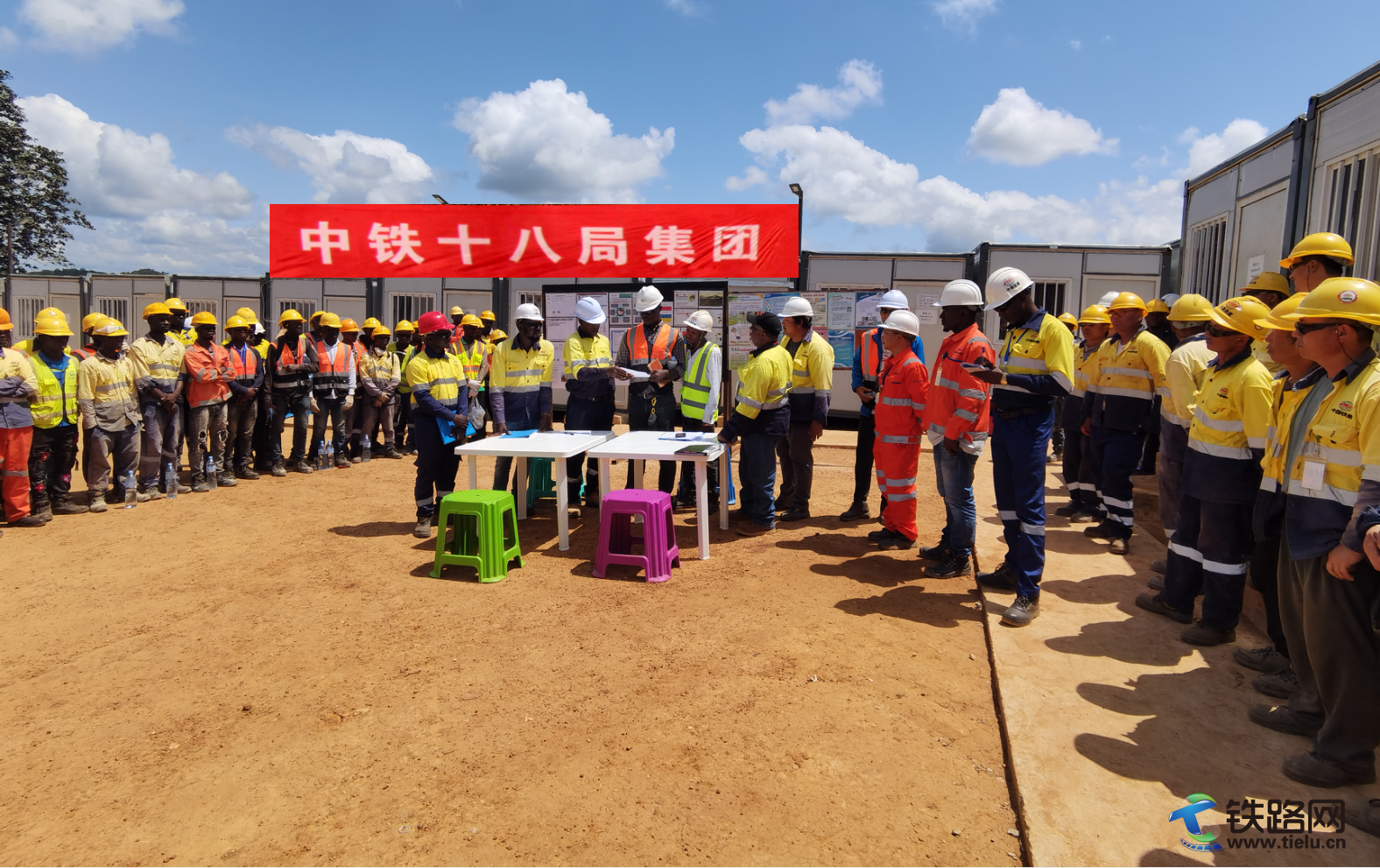 疟疾防治专家为中铁十八局集团几内亚公司中外员工讲解疟疾防治知识（赵帅虎 摄） (2).png