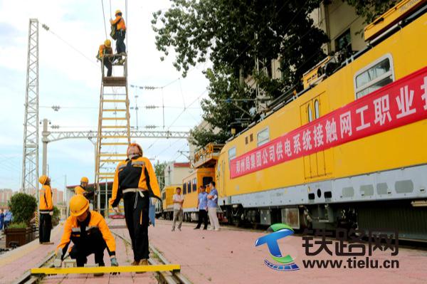 图五为：比赛中选手“上下联动”.jpg