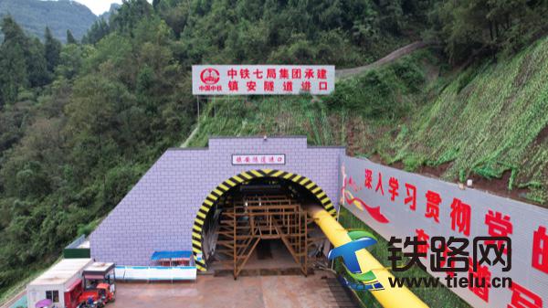 西渝高铁项目镇安隧道进口正洞月进尺突破百米.jpg