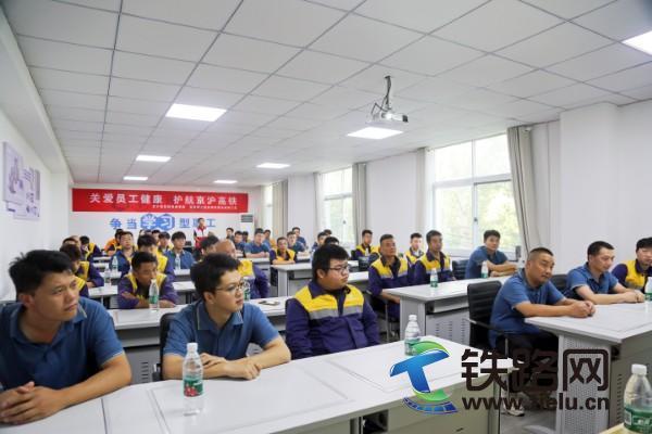京沪高铁蚌埠维管段联合上海铁路局南京桥工段开展急救技能培训活动