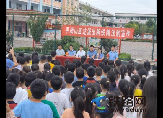 ����ǣС�֣�������ȫ��У԰