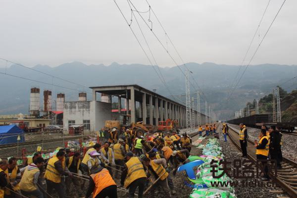 首战大捷,六盘水维管段首次成组道岔施工圆满完成