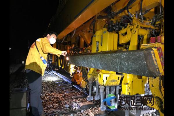 玉林工务段不惧风雨战寒潮保安全