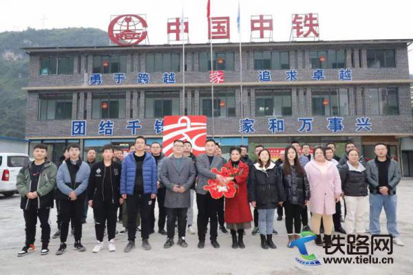 “工地婚礼”见证幸福爱情